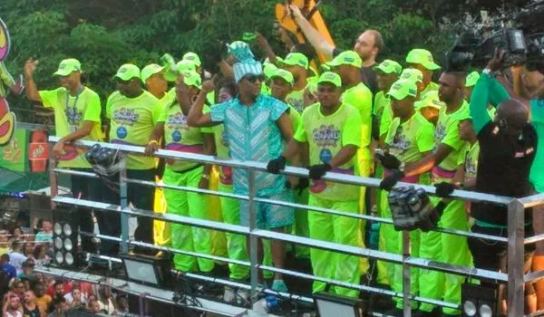 Agentes de limpeza sobem no trio e fazem a festa com o Psirico no Campo Grande