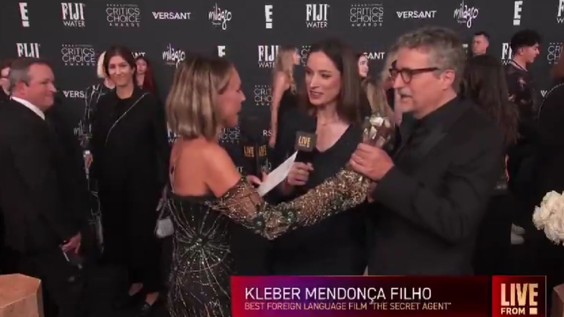 Kleber Mendonça Filho recebe prêmio por O Agente Secreto no Critics Choice Awards 2026