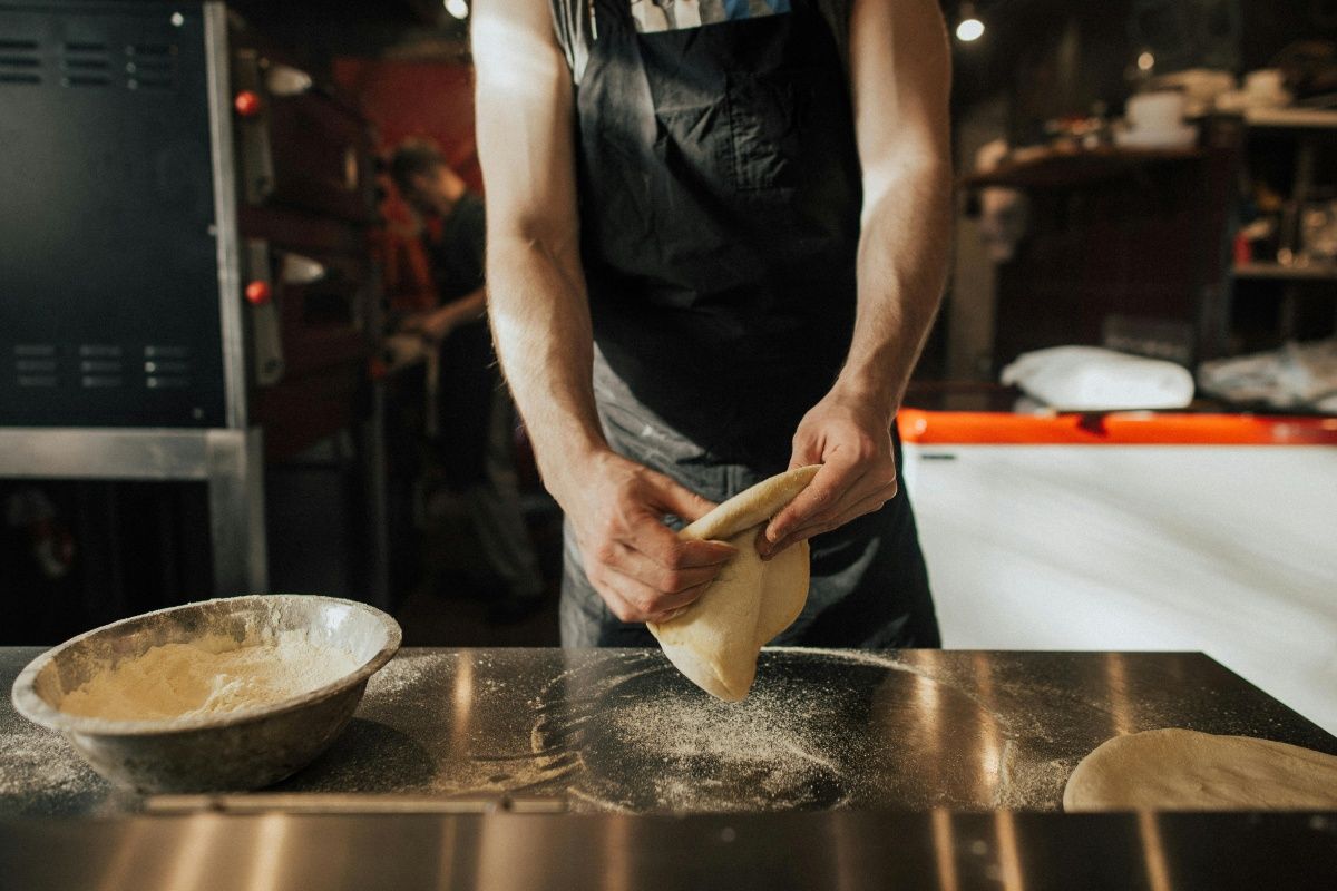 As vagas de emprego nesta sexta-feira possuem ofertas como pizzaiolo, agente de limpeza, ajudante de carga e descarga, telemarketing e pedreiro. Foto: Pexels