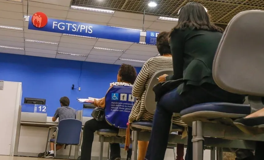 Correntistas da Caixa têm até esta sexta para autorizar saques de até R$ 500 do FGTS no dia 9
