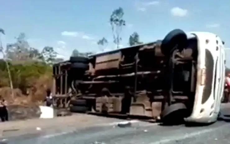 Acidente com micro-ônibus mata uma pessoa e deixa outras 19 feridas em Alagoinhas