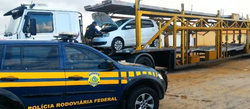 DEU RUIM: Caminhão cegonha é flagrado transportando veículo roubado para Salvador