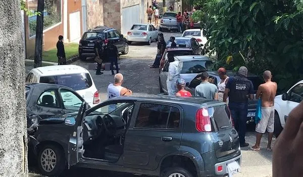 Após perseguição, motorista abandona carro e é morto por ocupantes de motocicleta na Federação