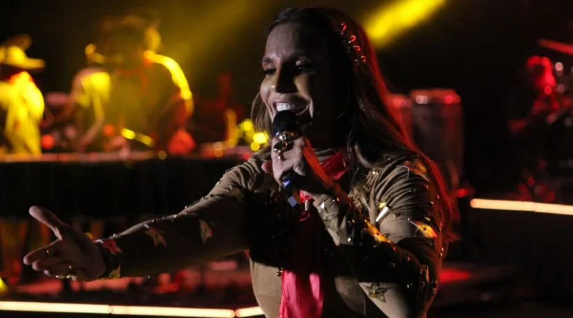 ATRAÇÃO MAIS AGUARDADA DA NOITE, IVETE BOTA ARRAIÁ DO GALINHO ABAIXO; ARATU ONLINE TRANSMITE AO VIVO