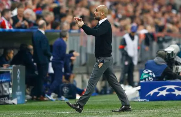 Calça de Guardiola rasga durante goleada do Bayern sobre o Porto