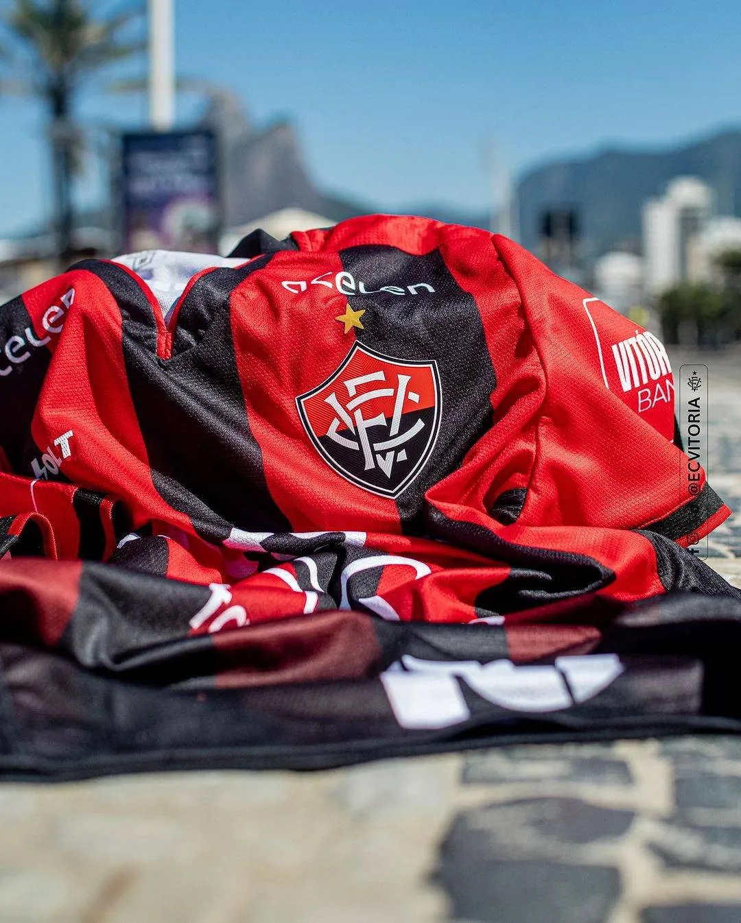 Vitória realiza 2ª edição da ação que presenteia torcida com uniformes oficiais