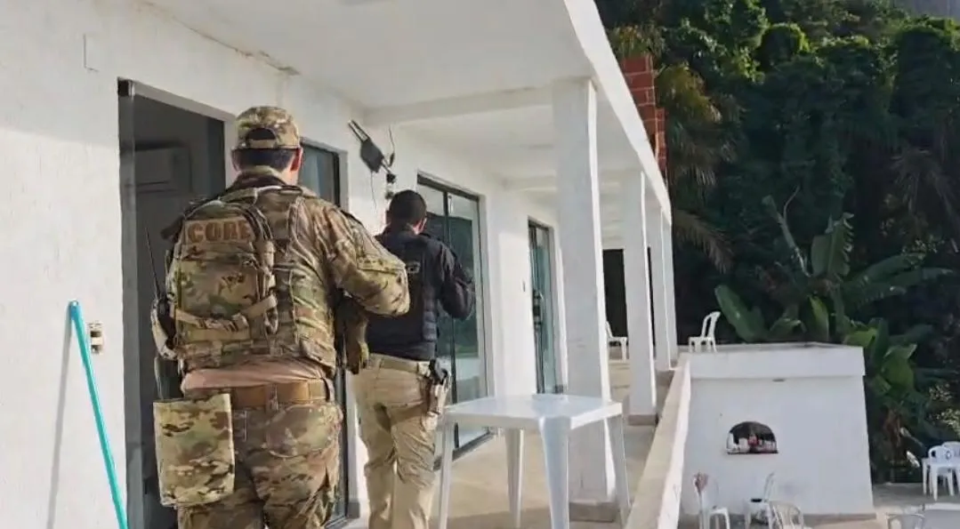 Líder de facção ligada ao CV na Bahia foge por passagem secreta durante operação no Rio