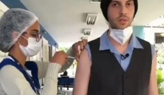 Youtuber diverte seguidores ao se confundir e gritar 'Fora SUS' na hora de se vacinar contra a Covid-19; veja
