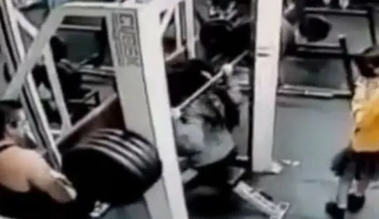 Vídeo: mulher morre esmagada por barra com 180 Kg em academia 