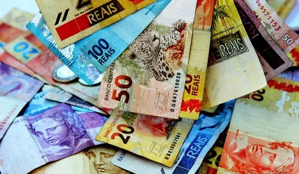 Trabalhador com corte de salário e jornada tem direito ao 13º integral, assegura Ministério da Economia