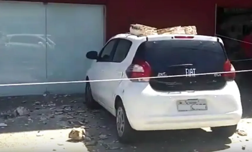 Marquise cai e destrói três carros na pituba; veja vídeo