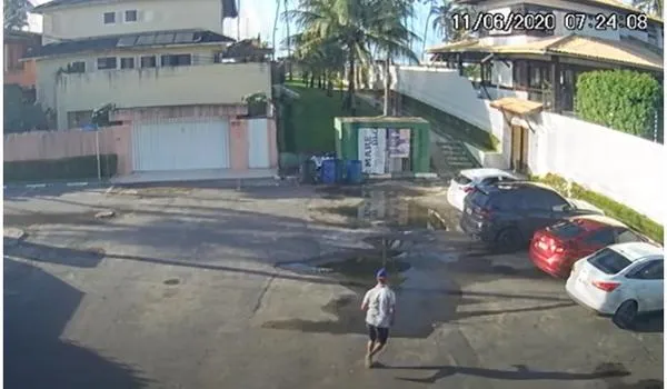 Câmeras de segurança registram roubo de veículo de coronel da PM, em Vilas do Atlântico; assista