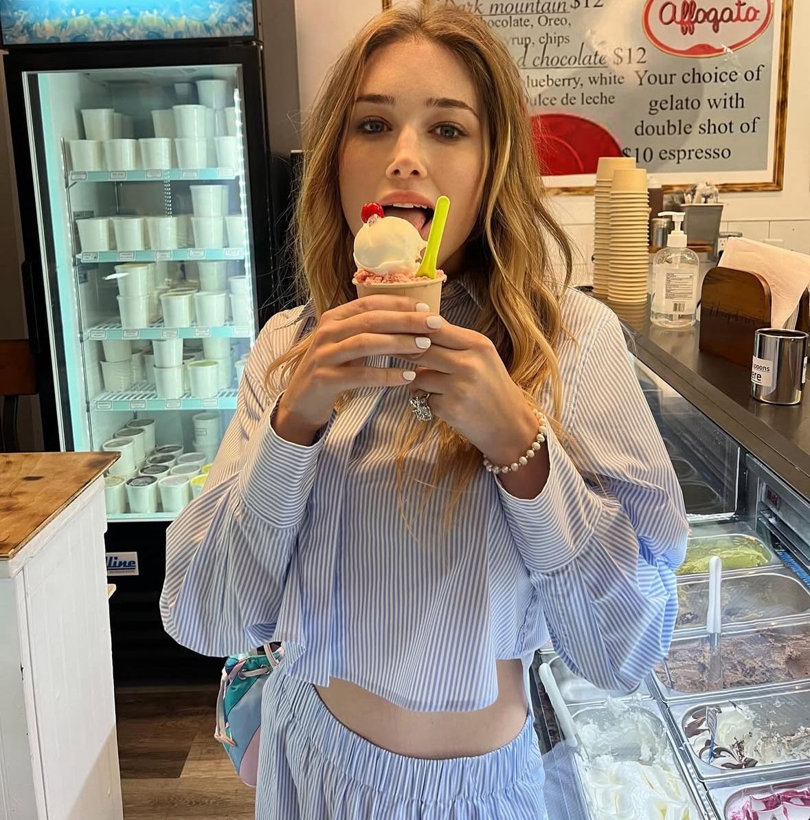 A influencer norte-americana Lana Madison, de 27 anos, afirmou que tem sustentado suas despesas oferecendo serviços para mulheres. | Foto: Redes Sociais