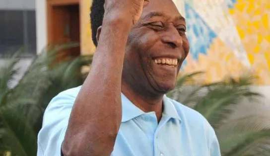 Pelé recebe alta após internação para tratamento de tumor no cólon e homenageia Elza soares: "foi uma lenda"