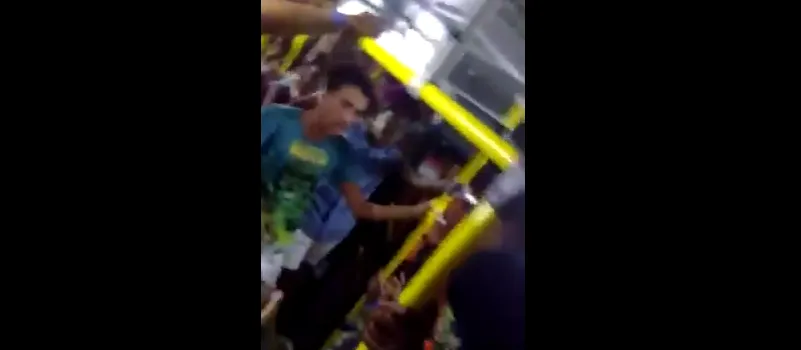 EXCLUSIVO: Vídeo mostra pancadaria e agressão dentro de ônibus em Salvador; Assista