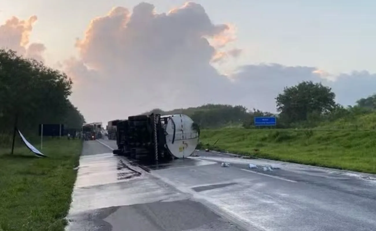 Interdição na BR-324 ultrapassa 10 horas após dois acidentes