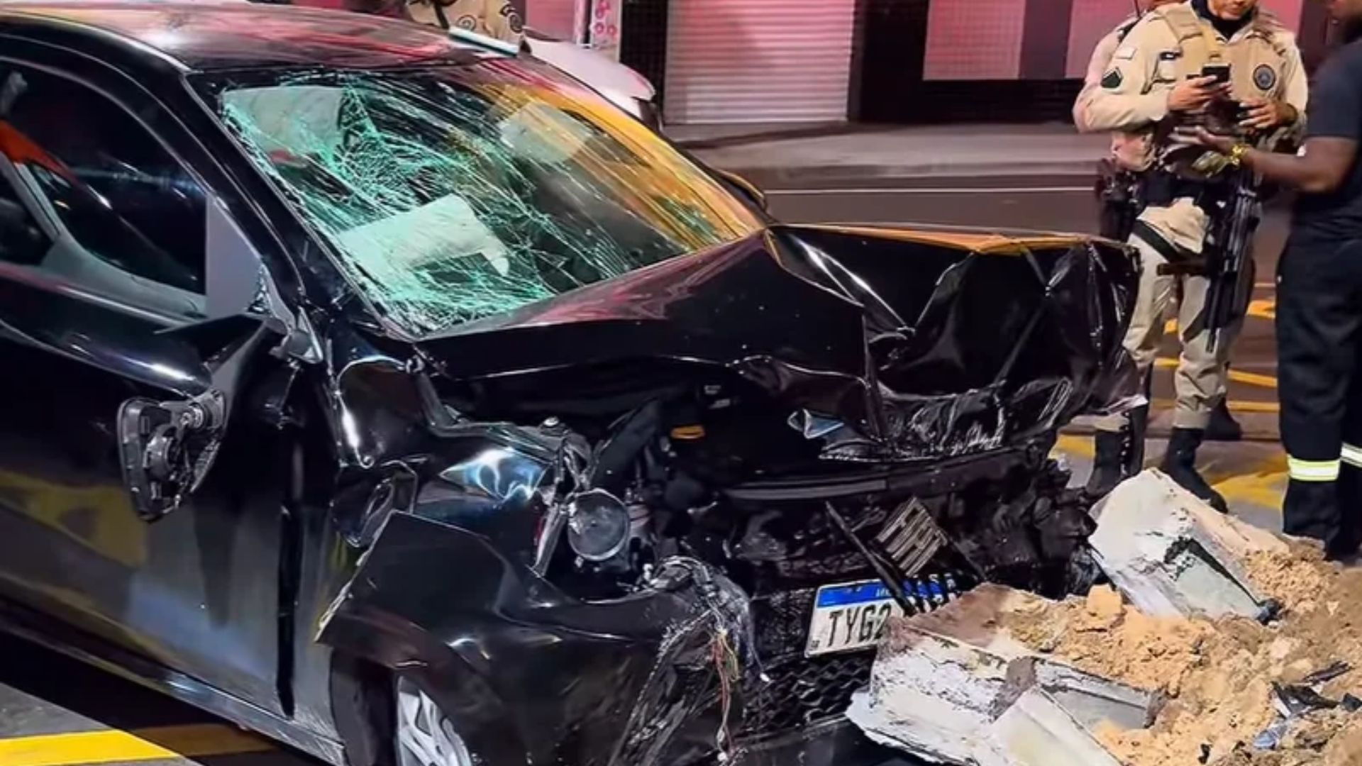 Dois homens s&atilde;o presos ap&oacute;s bater carro roubado em estrutura do VLT. Foto: reprodu&ccedil;&atilde;o | Al&ocirc; Juca