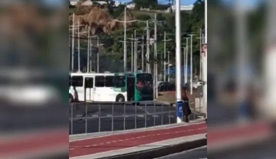 Ônibus é incendiado durante protesto na região das Sete Portas; veja vídeo