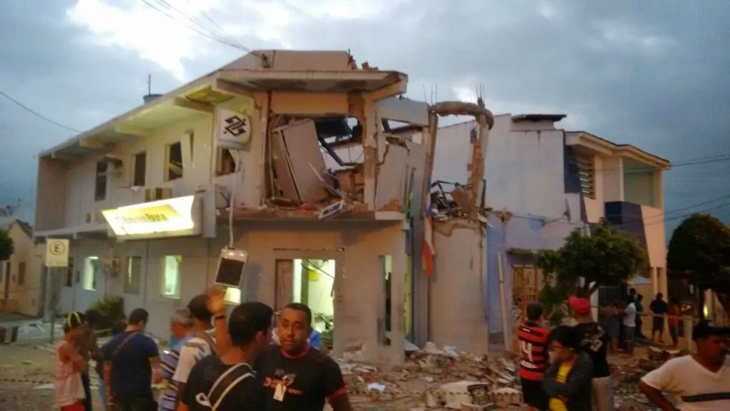 Quadrilha explode agência bancária, destrói prédios e atira contra posto policial na Bahia