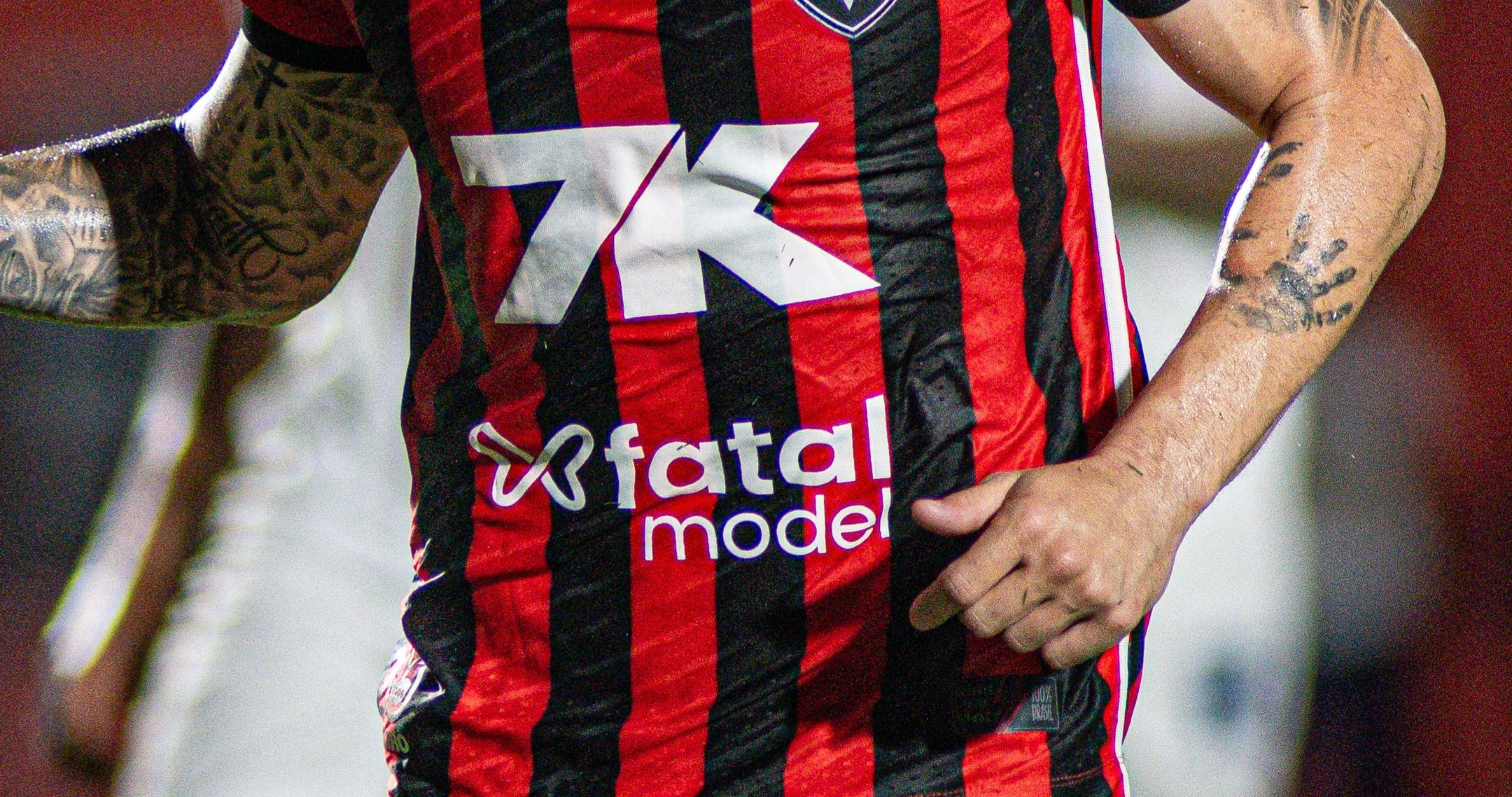 Fatal Model ocupa espa&ccedil;o na camisa de jogo do Vit&oacute;ria | Foto: Victor Ferreira/EC Vit&oacute;ria