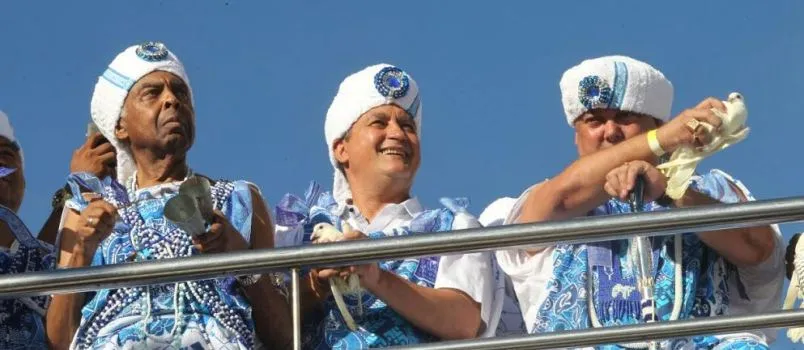 ‘AJAYÔ’: Ao lado de Gilberto Gil, governador vai de Gandhy no desfile do bloco da paz