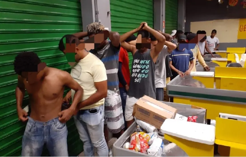 Polícia prende 31 pessoas furtando lojas no bairro de Cosme de Farias
