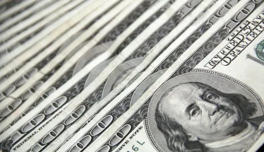 Dólar alcança R$ 6 após cortes de gastos e isenção do imposto de renda