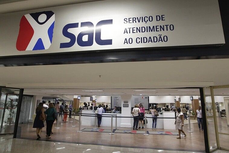 Imagem Mostrando a Fachada Do Sac Shopping Barra Com Movimento De Pessoas Na Entrada   Divulga&ccedil;&atilde;o