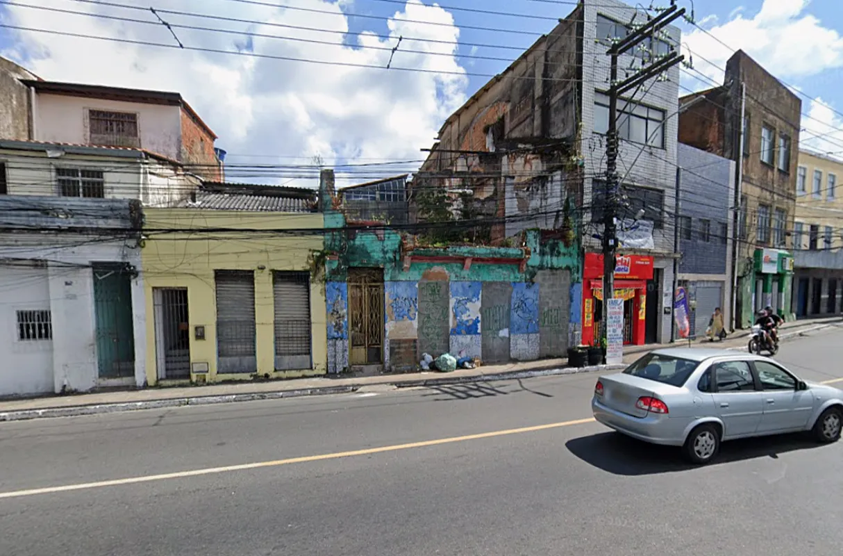 Em área histórica de Salvador, imóvel corre risco de desabamento; entenda