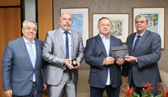 Atual presidente e próximo líder do SINDIPOL/BA entregam placa a presidente da AL-BA e convidam para posse