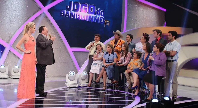 Elenco de ‘Cúmplices de Um Resgate’ brinca no ‘Jogo do Banquinho’ com Raul Gil