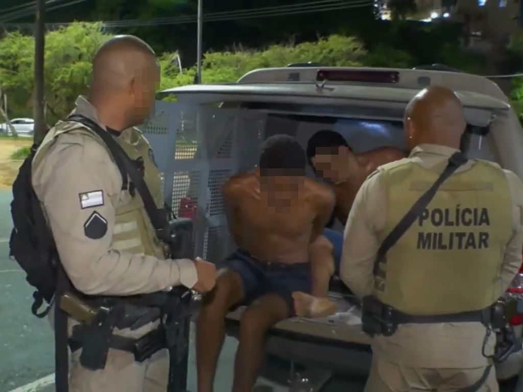 Acompanhados por um advogado, a dupla foi apresenta na Central de Flagrantes, juntamente com a vítima.Foto: TV Aratu