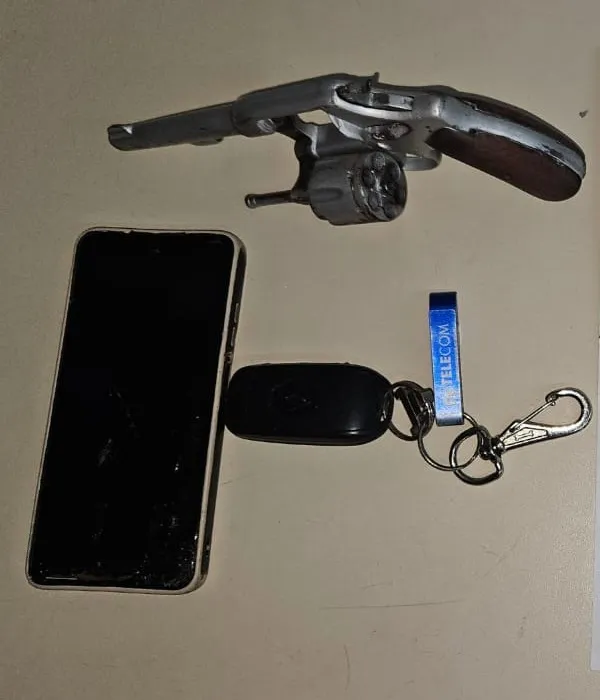 Motorista estava com uma arma de fogo no fundo do veículo. Foto: PMBA