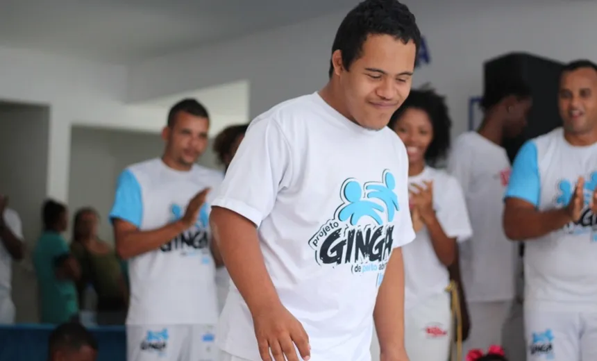 Vagas abertas para projeto que ensina capoeira a crianças com deficiências intelectuais e múltiplas