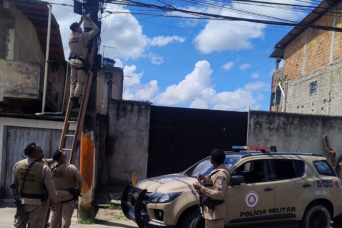 Uma a&ccedil;&atilde;o da PM retirou c&acirc;meras clandestinas instaladas por criminosos no bairro de Val&eacute;ria, em Salvador, nesta sexta-feira. Foto: PMBA