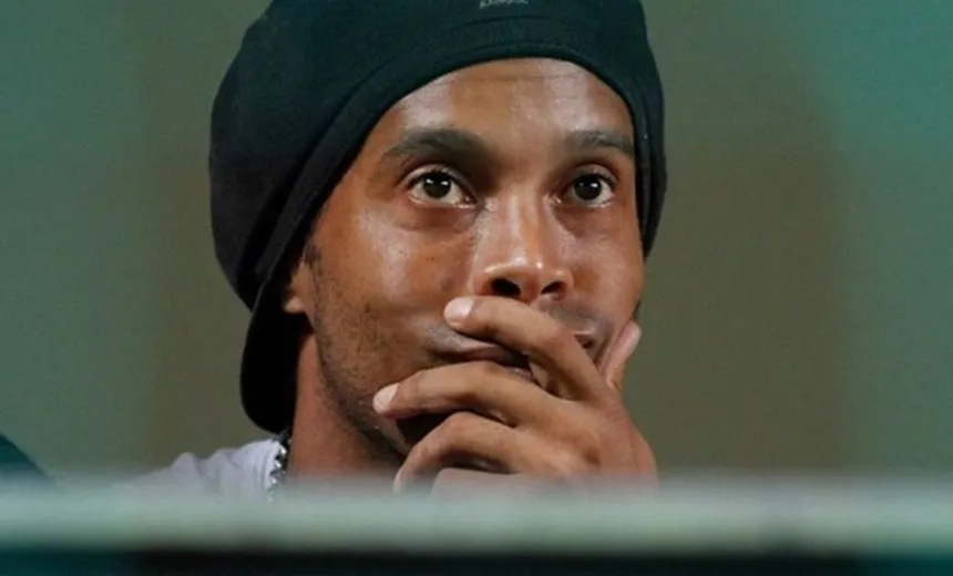 Ronaldinho acumula mais de R$ 17 milhões em dívidas e tem 57 imóveis bloqueados, diz jornal
