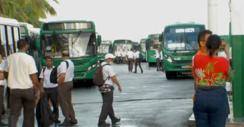 Alegando assédio moral e descumprimento de acordo, rodoviários atrasam saída de ônibus em Salvador