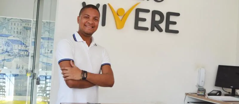 BELEZA: Maquiador da TV Aratu lança curso para revelar os caminhos da automaquiagem