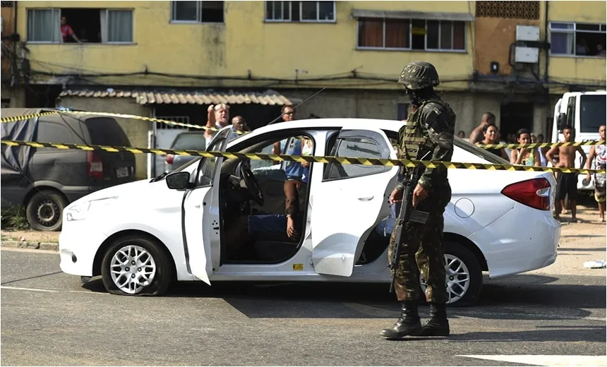 Catador baleado por militares do Exército morre no Rio de Janeiro