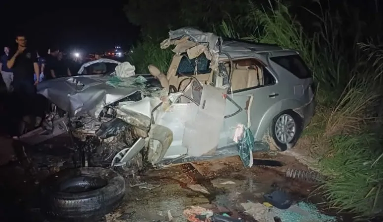 Três pessoas morrem em acidente entre SUV e caminhão na BR-101, em Teixeira de Freitas