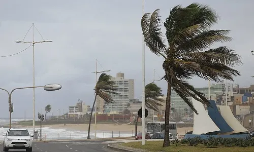 Inmet emite alerta de chuva para Salvador e mais de 150 cidades da Bahia
