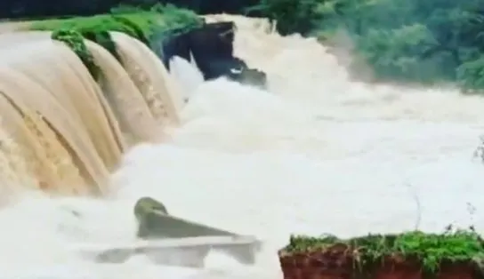Vídeo: Bombeiros mandam moradores sairem de casa por barragem em Minas Gerais correr o risco de se romper; "99% de chance"