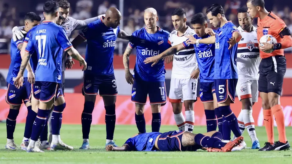 Atleta do Nacional passa mal durante jogo da Libertadores contra o São Paulo