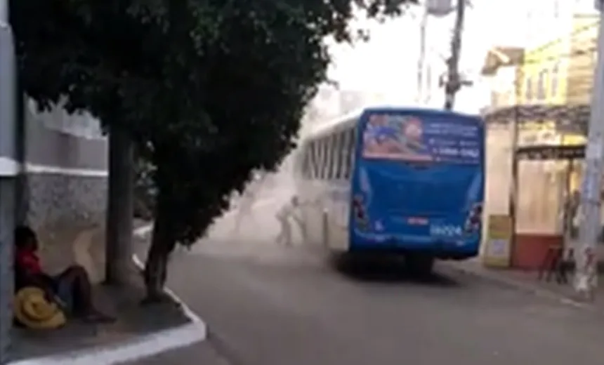 Ônibus tem princípio de incêndio na Federação; veja vídeo