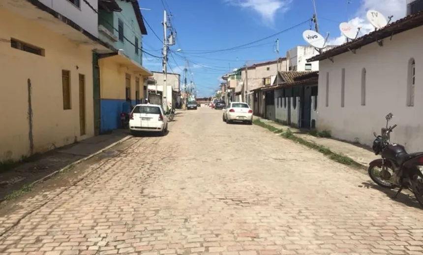 Família é assaltada na porta de casa e criminosos são mortos durante confronto