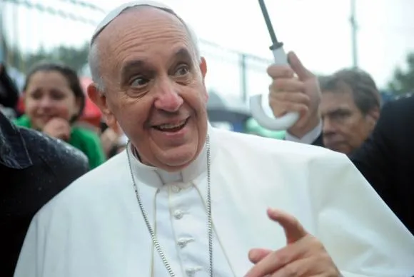 Papa Francisco deixa Nunciatura para rezar com fiéis equatorianos na rua
