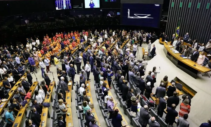 DEM e ala pró-Bivar do PSL podem se fundir e formar grande partido de direita, diz jornal 