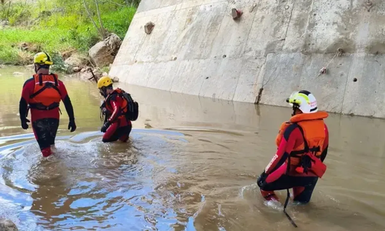 Bombeiros encontram blusa durante buscas por mulher desaparecida ap&oacute;s enxurrada. Foto: Corpo de Bombeiros