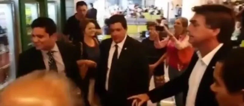 ASSISTA: “Quero crer que Moro não me reconheceu”, diz Bolsonaro após ‘vácuo’ em aeroporto