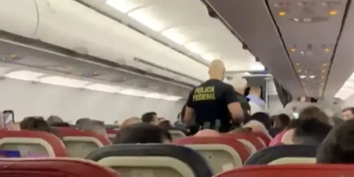 Passageiro é expulso de voo após se recusar a colocar celular em modo avião